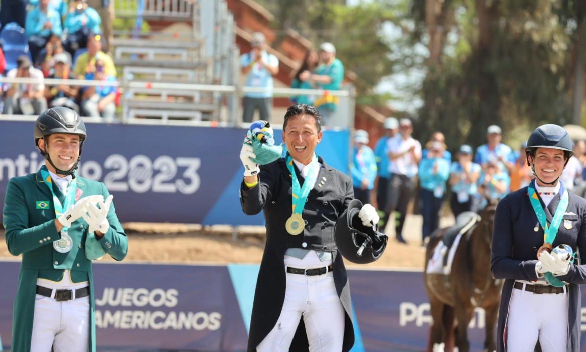 Julio Mendoza (c), medallista panamericano.