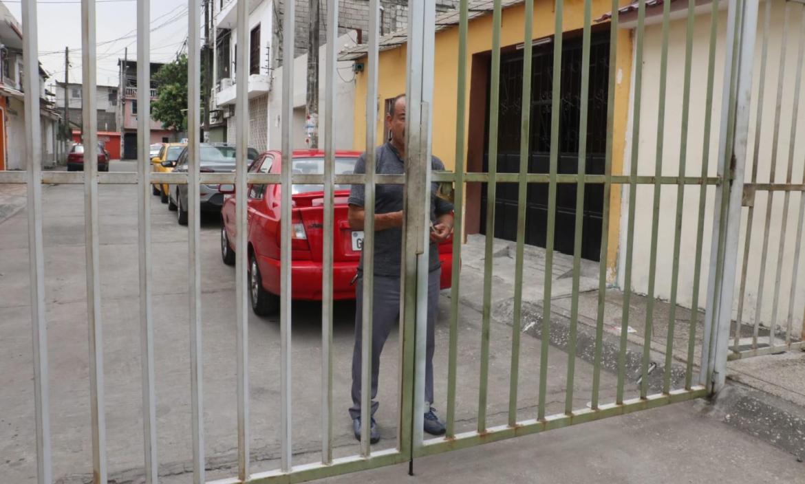 Los antisociales se valieron del momento en que la mujer iba a abrir las rejas de la zona, en Guayacanes.
