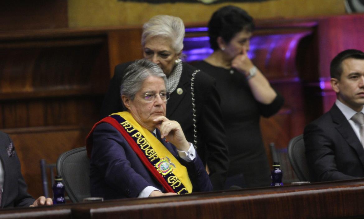 Guillermo Lasso llegó tarde y a su ingreso hubo silencio en la Asamblea Nacional.