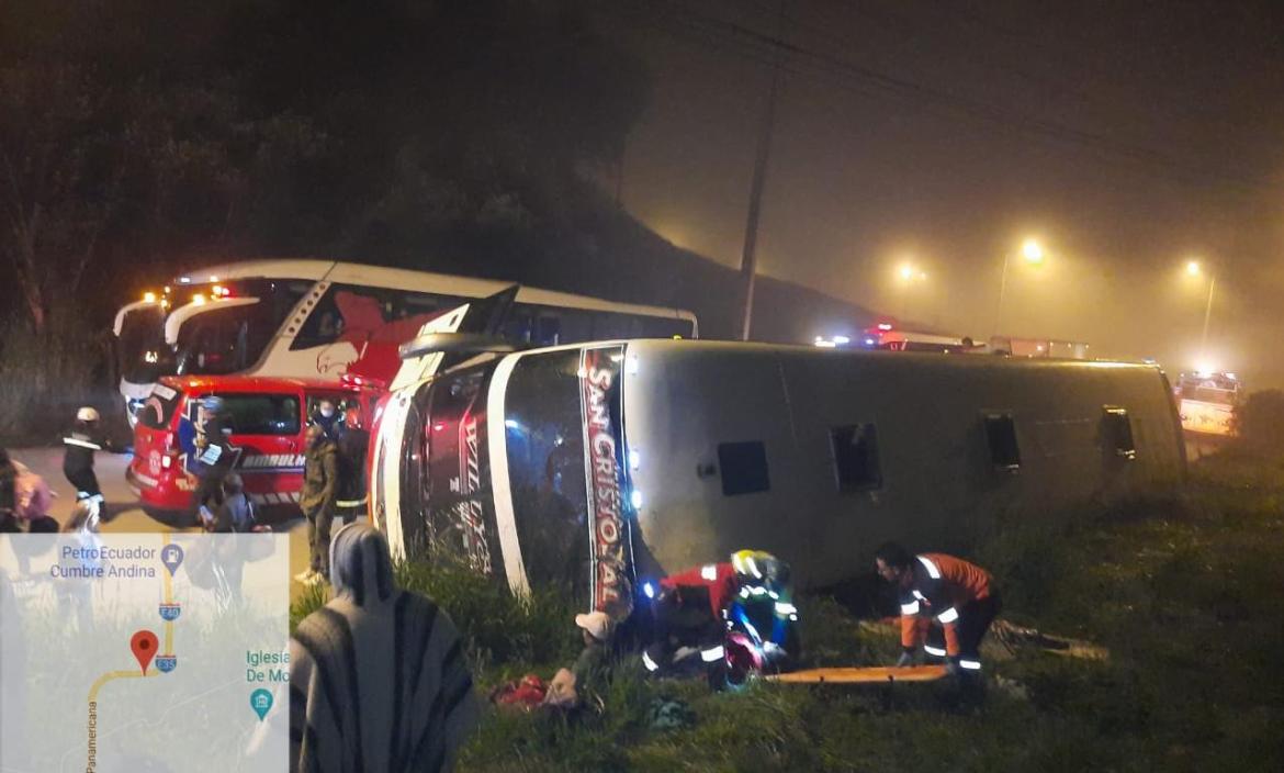 Un bus de pasajeros se volcó la madrugada de este viernes en la provincia de Cañar.
