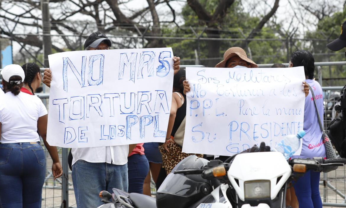 FAMILIARES PROTESTAN FUERA DE LA PENITENCIARÍA DEL LITORAL