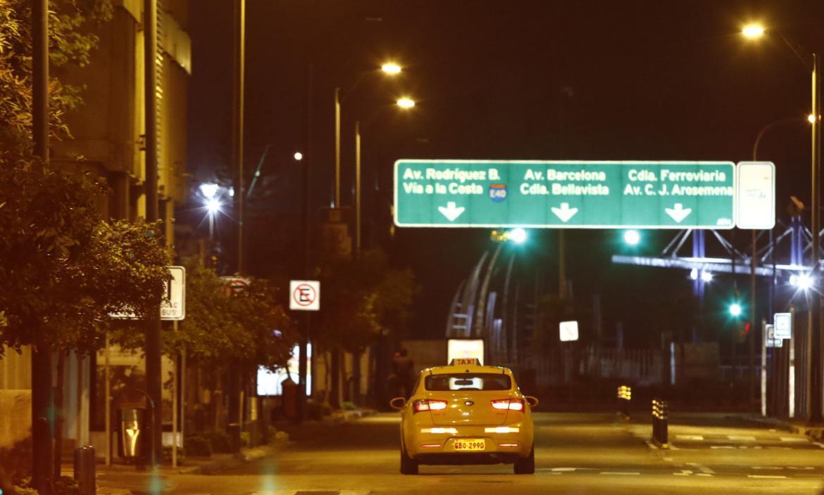 En Guayaquil, el toque de queda va desde 23:00 a 05:00.