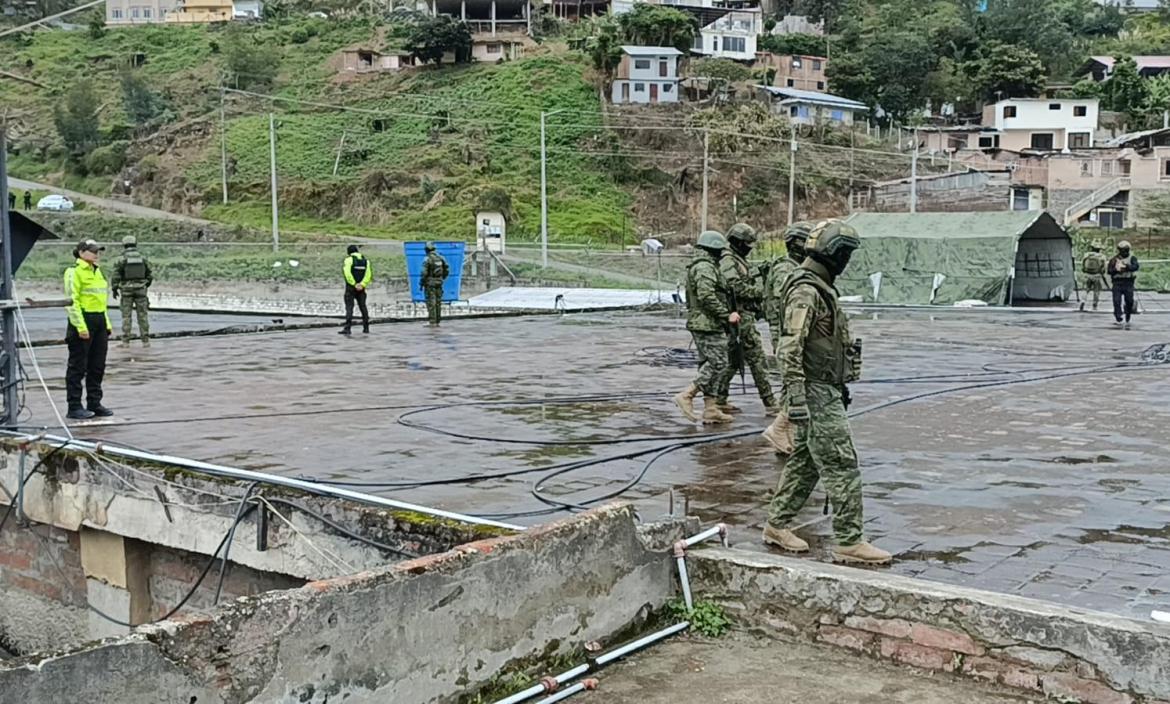 Agentes policiales y militares han retomado el control en la cárcel de Loja.