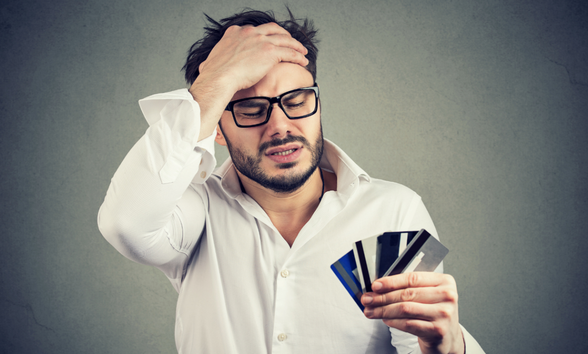 Las tarjetas de crédito pueden ser un dolor de cabeza si acumulas deudas.