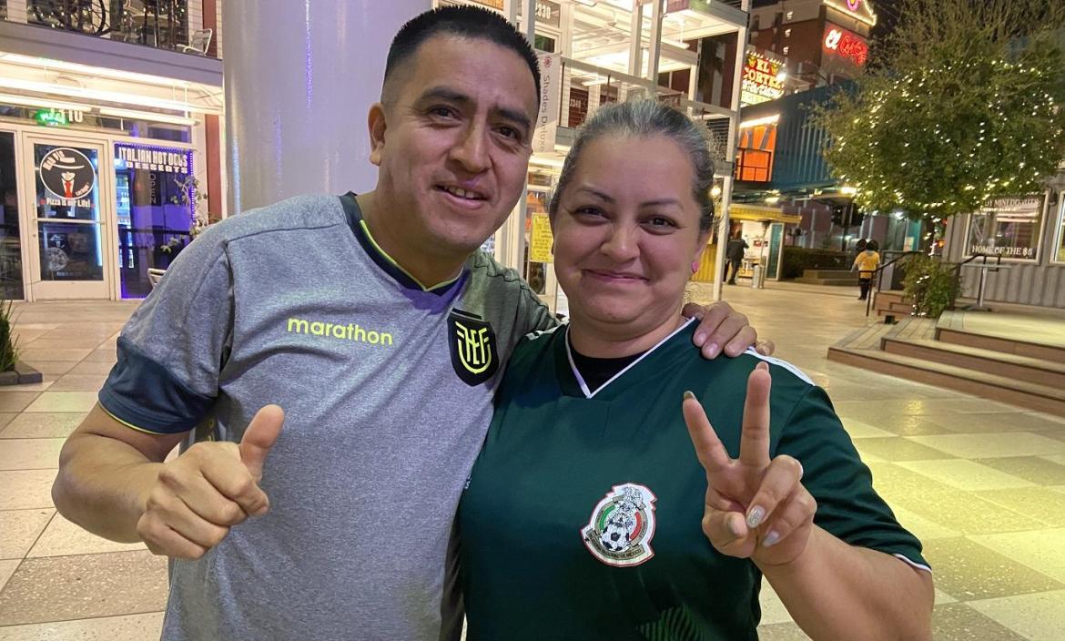 Los Guamán, david de ecuador y paola de México, viven la otra cara de la copa américa. desempolvaron las camisetas de sus selecciones.