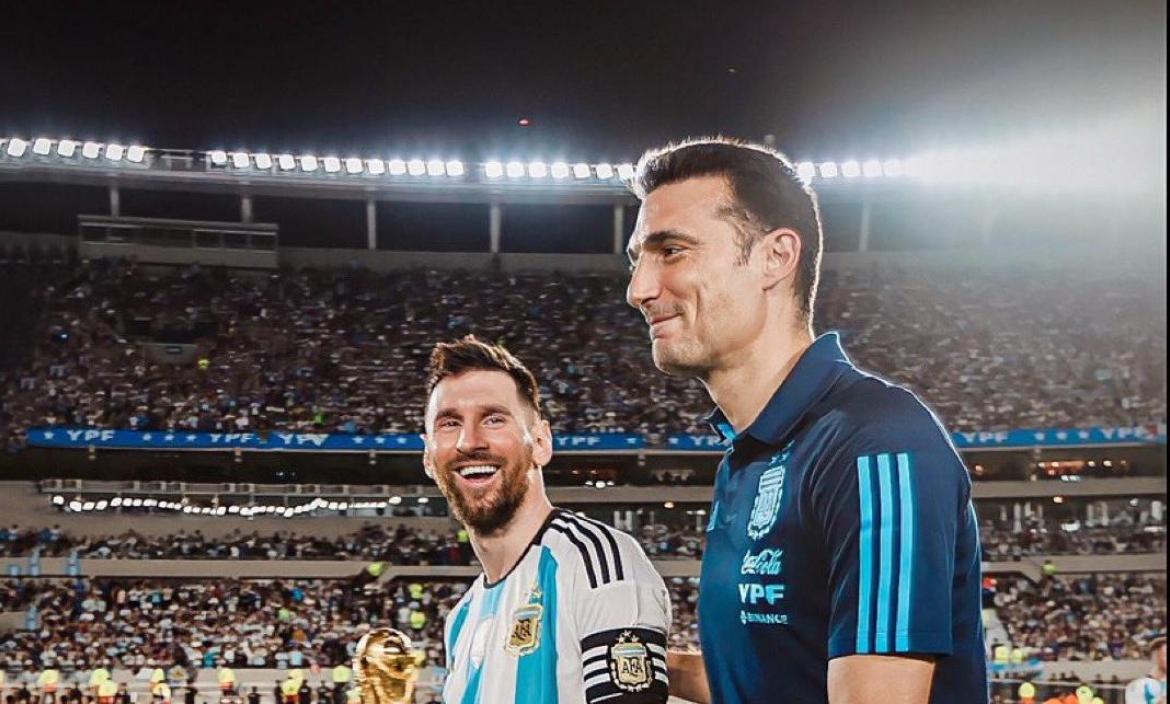 Lionel Scaloni y Lionel Messi celebrando el triunfo albiceleste.