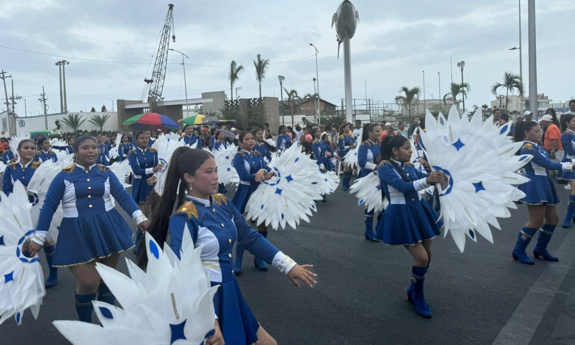 La mañana de este 4 de noviembre se llevó a cabo un colorido y artístico desfile cívico-estudiantil.