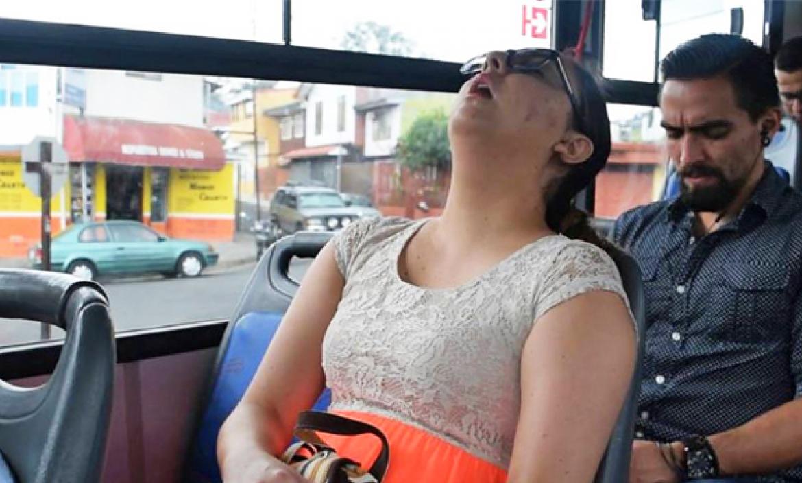 Con el coronavirus diambulando en Guayaquil, no vale quedarse dormido en el bus.