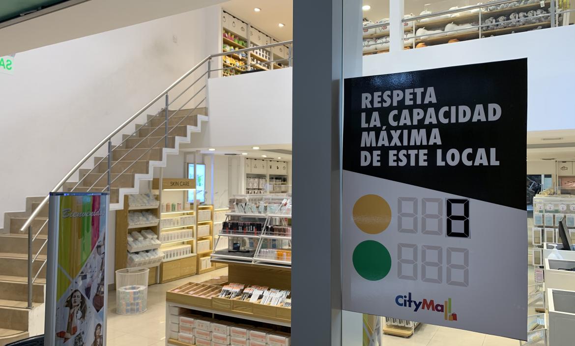 En el City Mall hay anuncias sobre el respeto hacia el distanciamiento social.