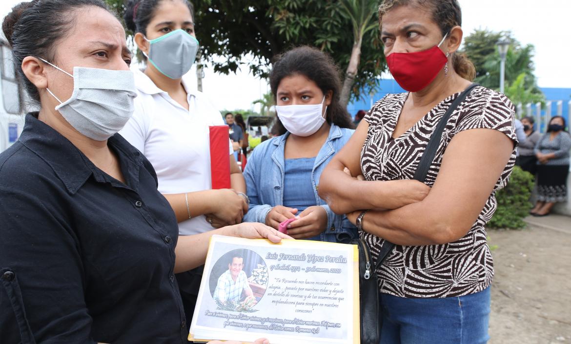 Laura Haga muestra la placa que hizo para su amado, Luis Fernando Yépez Peralta.