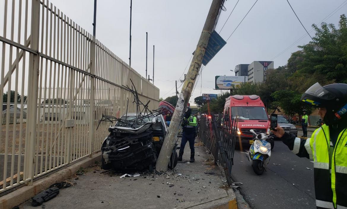 El accidente de tránsito se dio en la avenida Carlos Julio Arosemena, norte de Guayaquil.