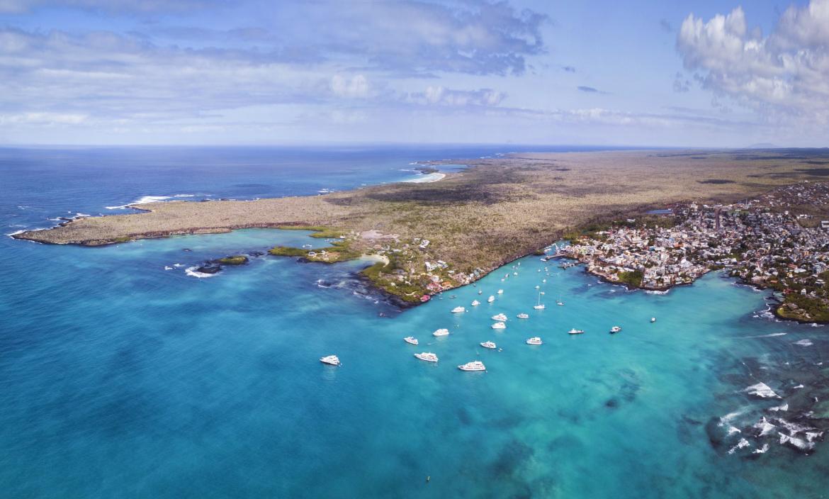 Piden tomar acciones por flota pesquera china cerca de las Islas Galápagos