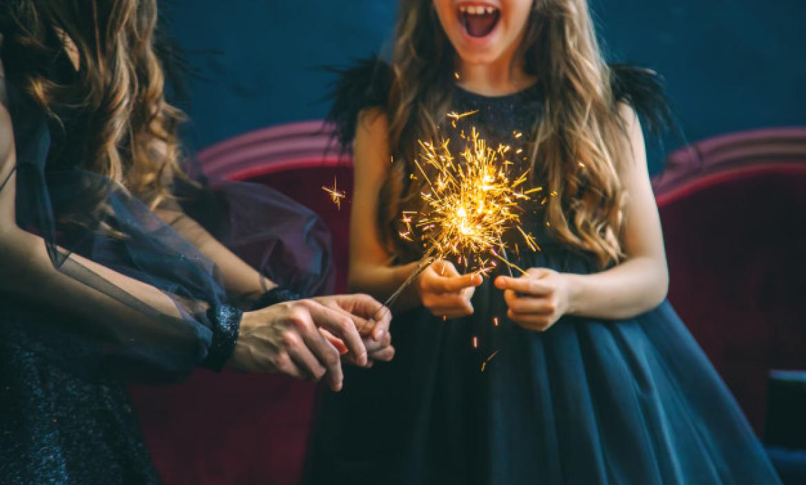 Imagen mother-daughter-lit-sparklers-christ (28533493)