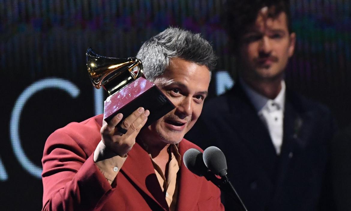 Spanish musician Alejandro Sanz accepts the award for Record of the y
