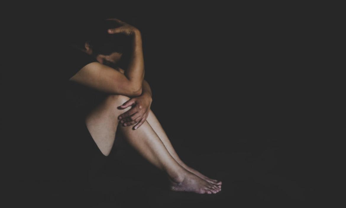 Imagen abused-young-woman-trying-hide-defen (28581513)
