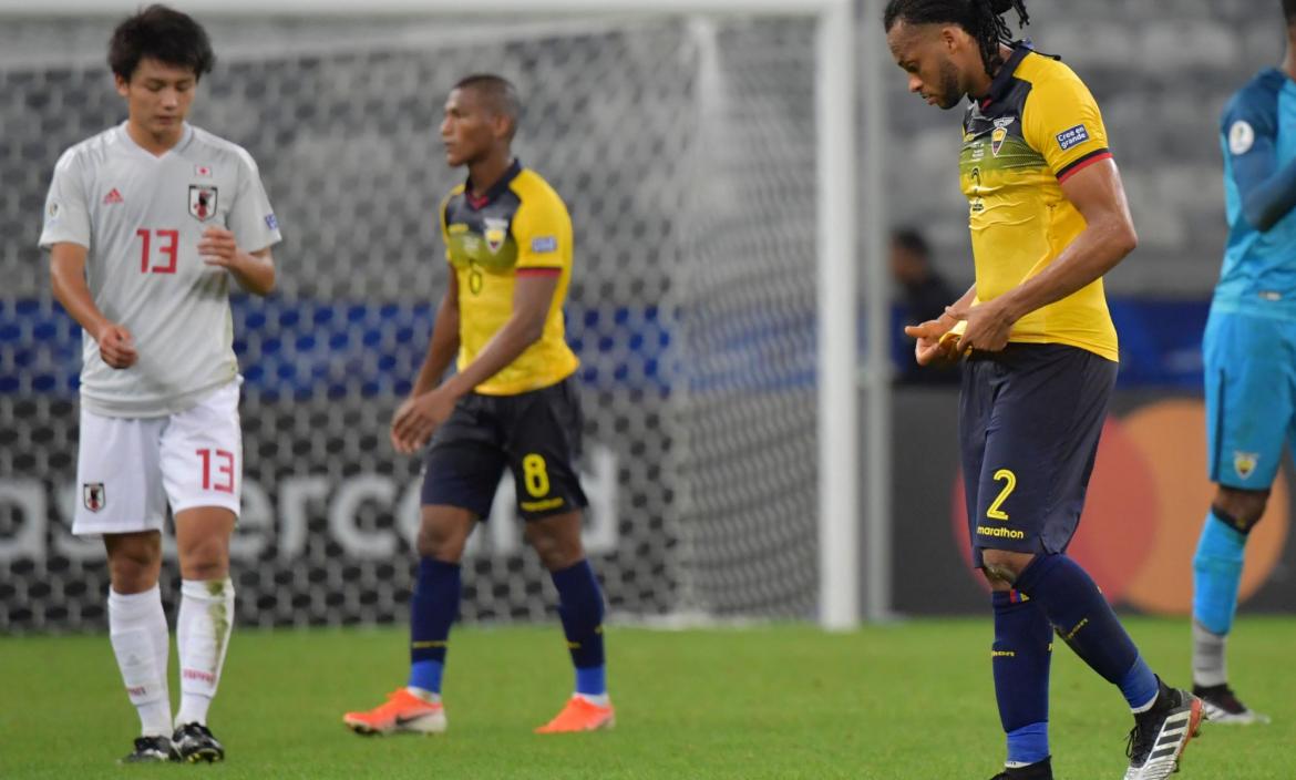 Japan's Ayase Ueda (L) and Ecuador's Carlos Gruezo (C) and Arturo Mina