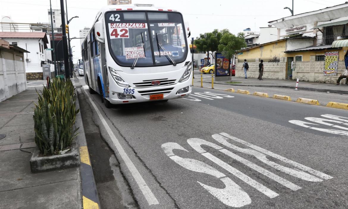 CALLES DEL CORREDOR 2 DE TRANSPORTE PÚBLICO DE GUAYAQUIL EN MAL ESTADO