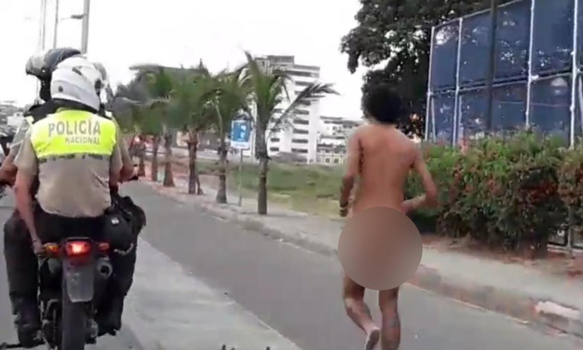 Hombre corría desnudo por las calles de Manta!