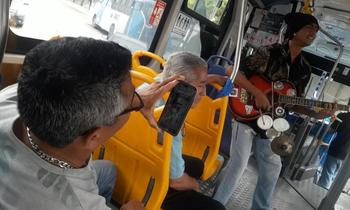 Hombre orquesta con reciclaje
