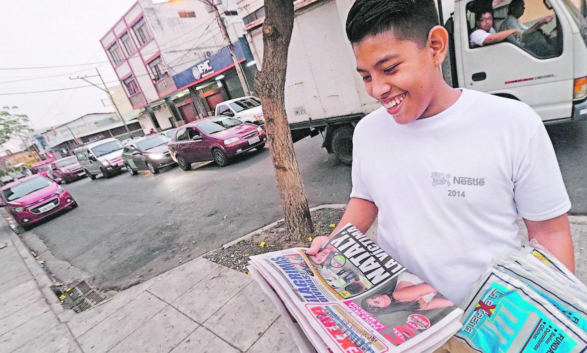 Robert joven que vende fundas para basura