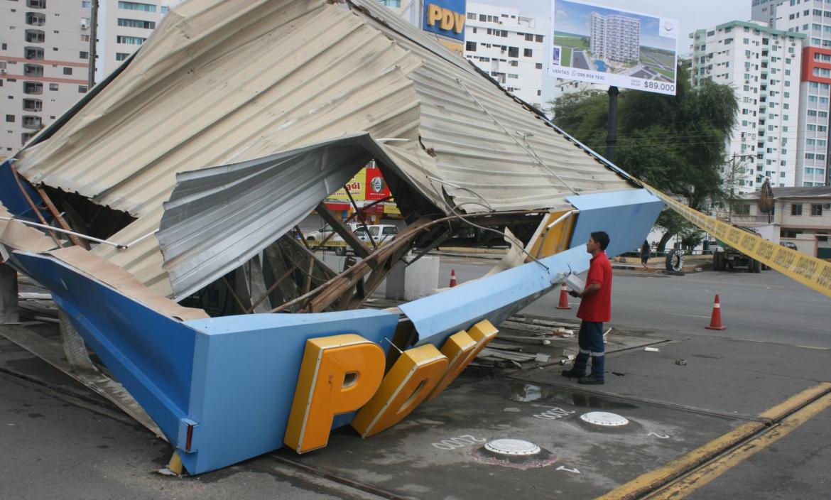 Imagen el techo de una gasolinera colapso p (26524732)