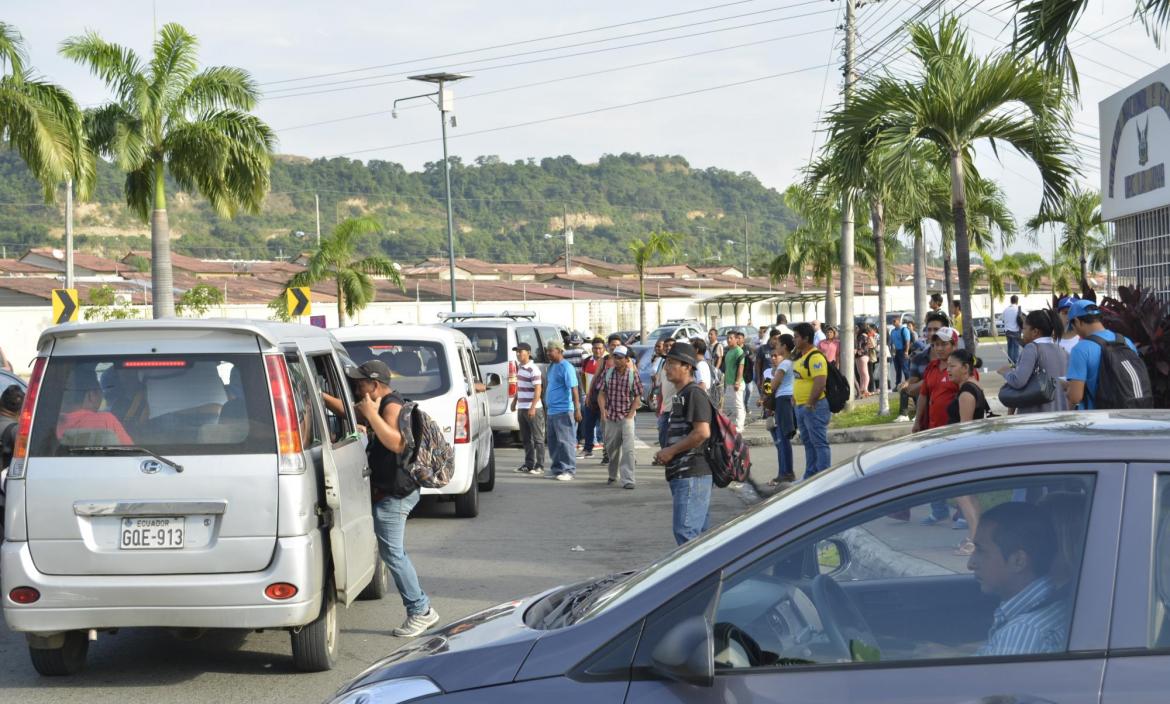 TAXISTA INFORMALES EN LA JOYA GENERAN CAOS POR FALTA DE PARADERO