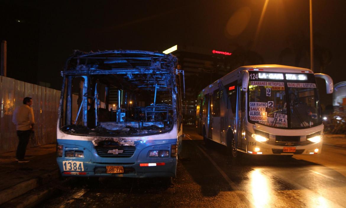 BUS INCENDIADO EN AVENIDA ORELLANA