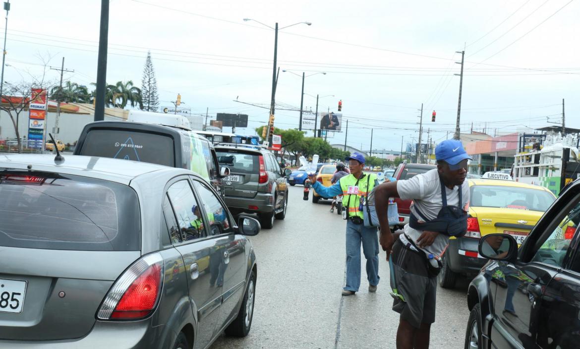 POLICÍA VIGILA LA AVENIDA JUAN TANCA MARENGO POR ASALTOS A CONDUCTORES DE VEHÍCULOS EN LOS SEMÁFOROS