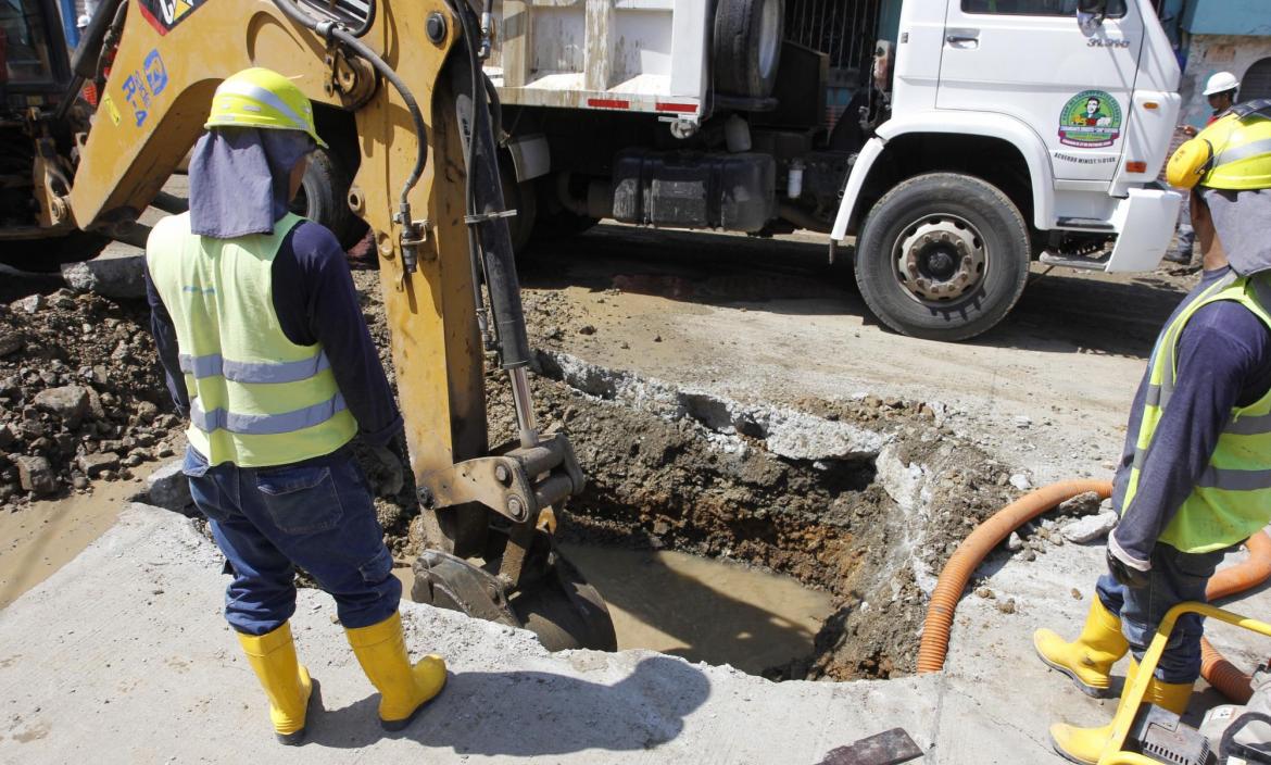 EXPLOSIÓN DE TUBERÍA DE AGUA POTABLE OCASIONÓ INUNDACIÓN EN VIVIENDAS EN LOS VERGELES