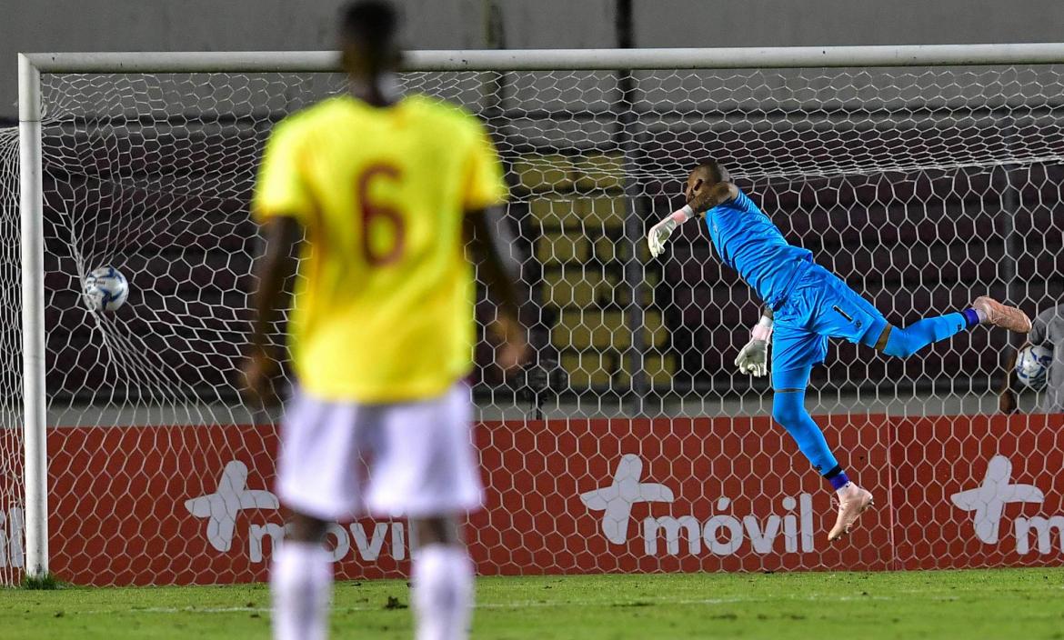 Panama's goalkeeper Luis Mejia (R) fails to stop Ecuador's Jhon Cifue