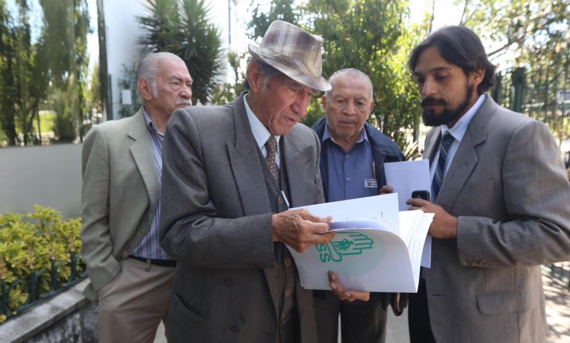 Jubilados del IESS dejan oficio en Contraloría