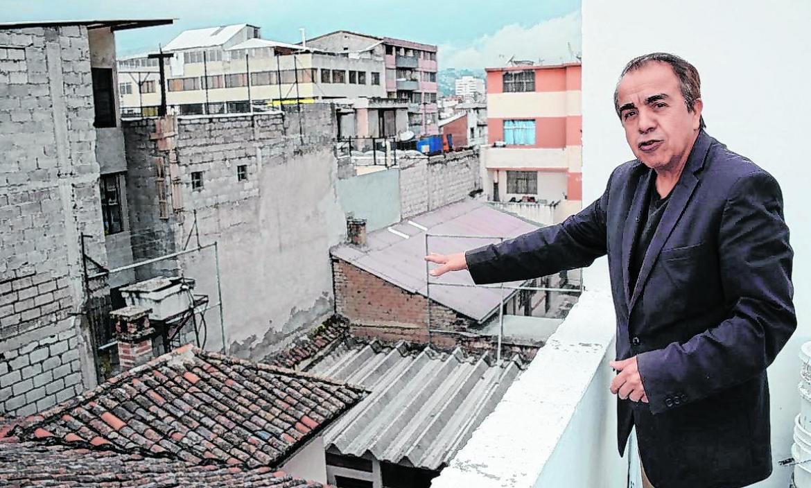 UN ECUATORIANO ASEGURA RECIBIR OPERACIÓN EXTRATERRESTRE