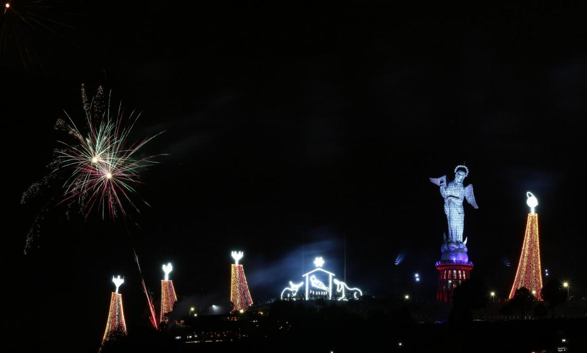 Un pesebre gigante ilumina la capital ecuatoriana en lo alto del Panecillo