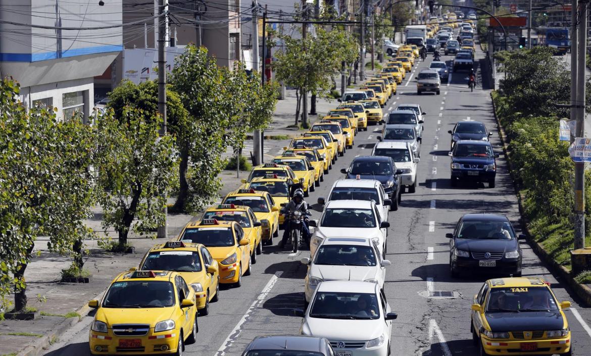 TAXISTA PROTESTAN EN CALLE DE QUITO