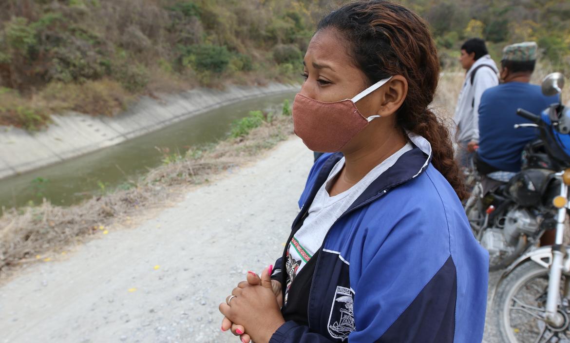 Jessenia Cuzme suplica por ayuda para localizar a su sobrina Génesis de 10 años, desaparecida mientras se bañaba en este caudal.