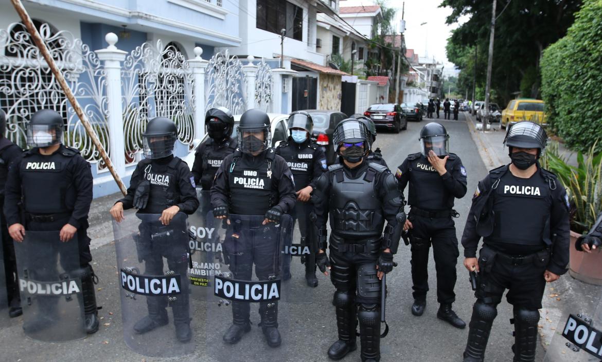 La policía y Fiscalía sacaron ayer de la cama a Abdalá Bucaram Ortiz.
