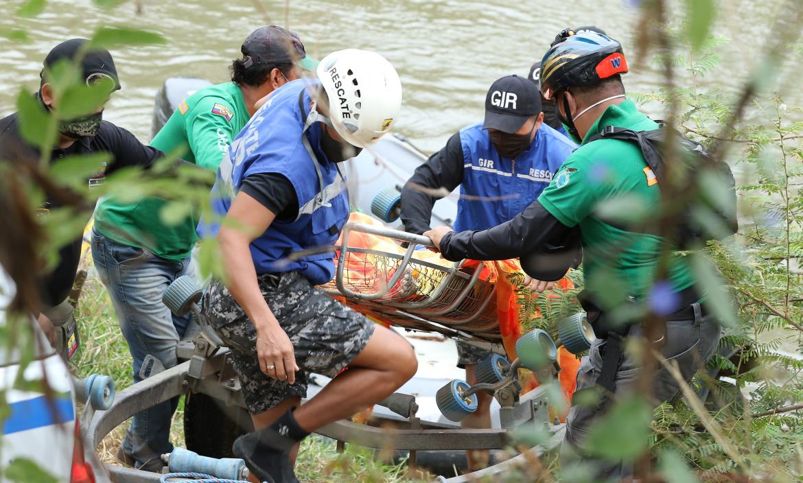 El cuerpo de Génesis fue localizado la mañana de ayer. Personas del GIR lo retiran del agua.