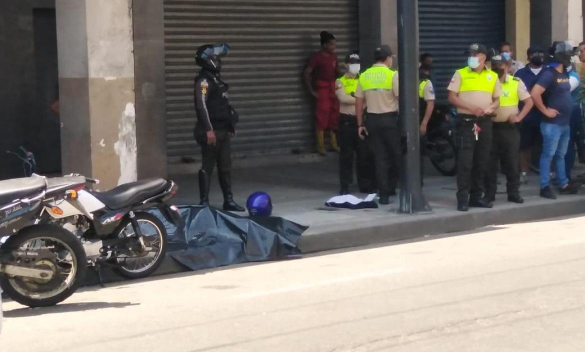 La víctima mortal quedó tendida en la vereda, junto a la moto que conducía.