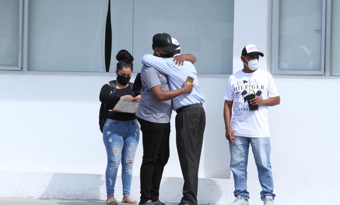 Familiares acudieron al Laboratorio de Criminalística y Ciencias Forenses para retirar el cuerpo.