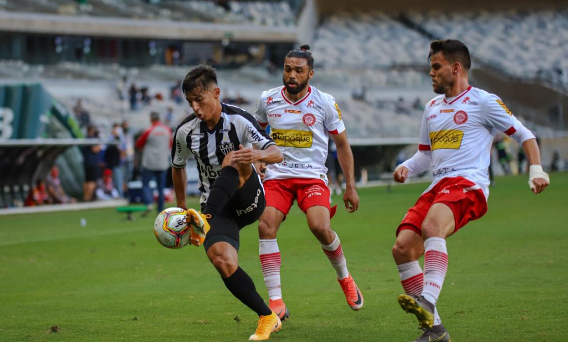 Alan Franco y su primer título con el Atlético Mineiro y la foto de su papá Pedro.