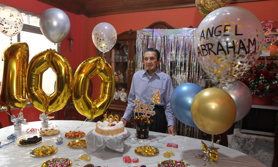 Ángel Abraham Garaycoa durante el festejo por sus 100 años de vida.