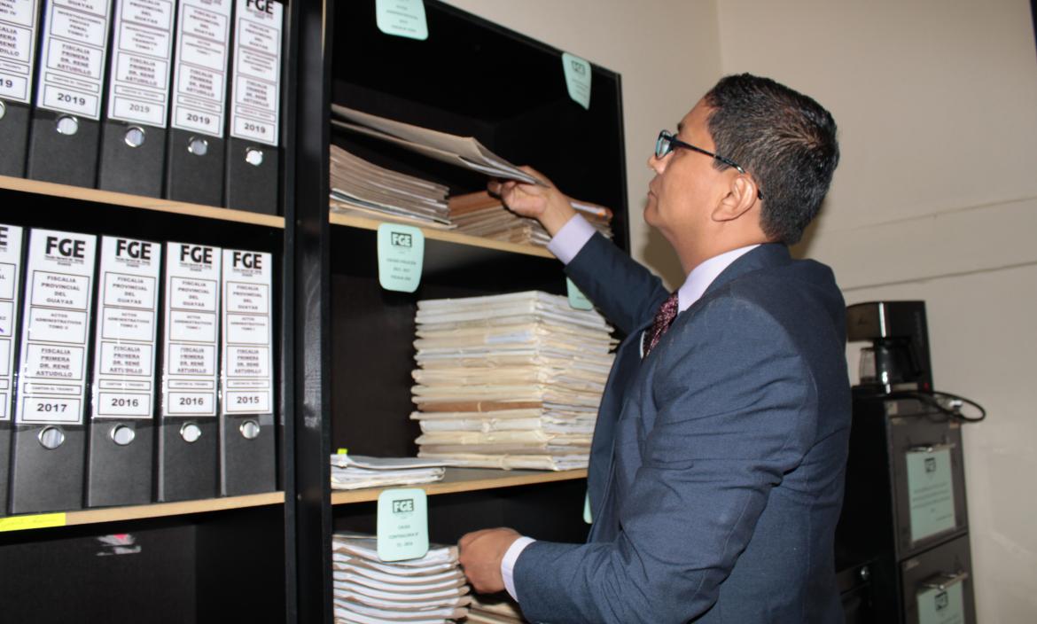 Cesar Peña fiscal de El Triunfo revisa archivos