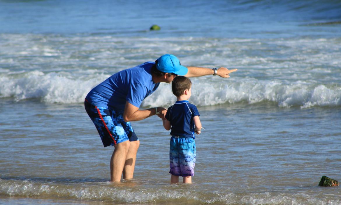 padre e hijo en la playa