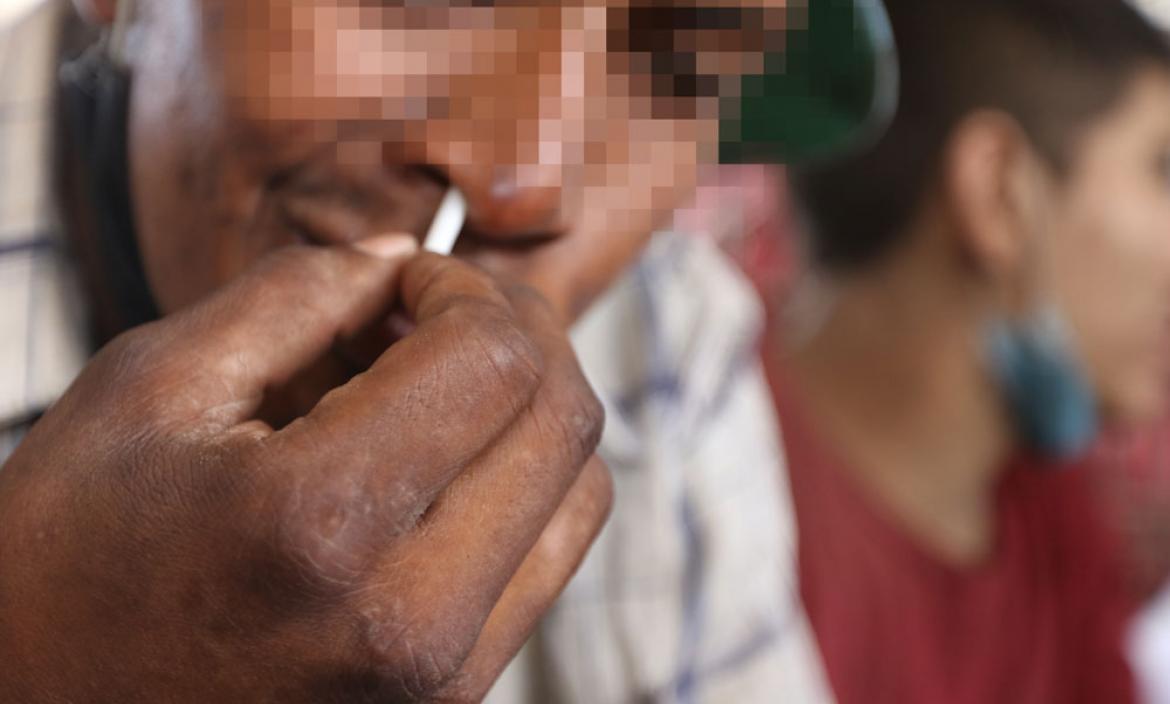 Luis Eduardo se lleva a su nariz una pipa para inhalar la droga conocida como plo plo. Afirma que tiene seis años consumiendo alucinógenos.