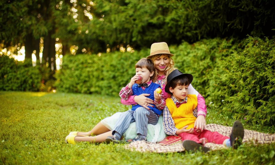 mamá con dos hijos