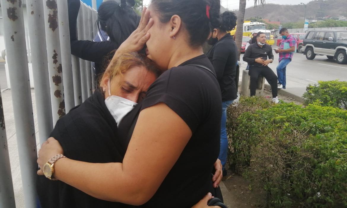 Sonia Madril recibe el consuelo de sus familiares. Tres tiros acabaron con la vida de su hijo, Héctor Marcelo.