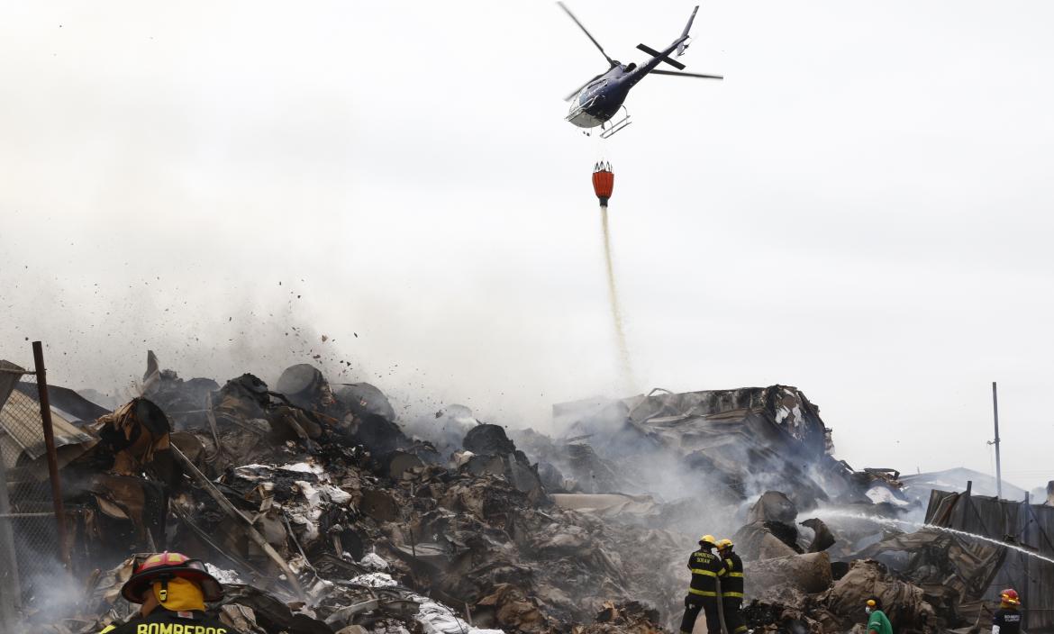 Un helicóptero de aeropolicial ayudó a controlar las llamas lanzando aguas desde el cielo.