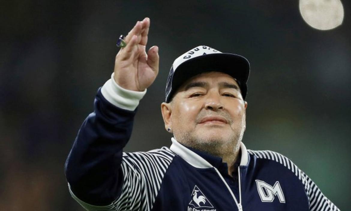 Diego Maradona fue presentado oficialmente en el estadio Juan Carmello Zerillo.