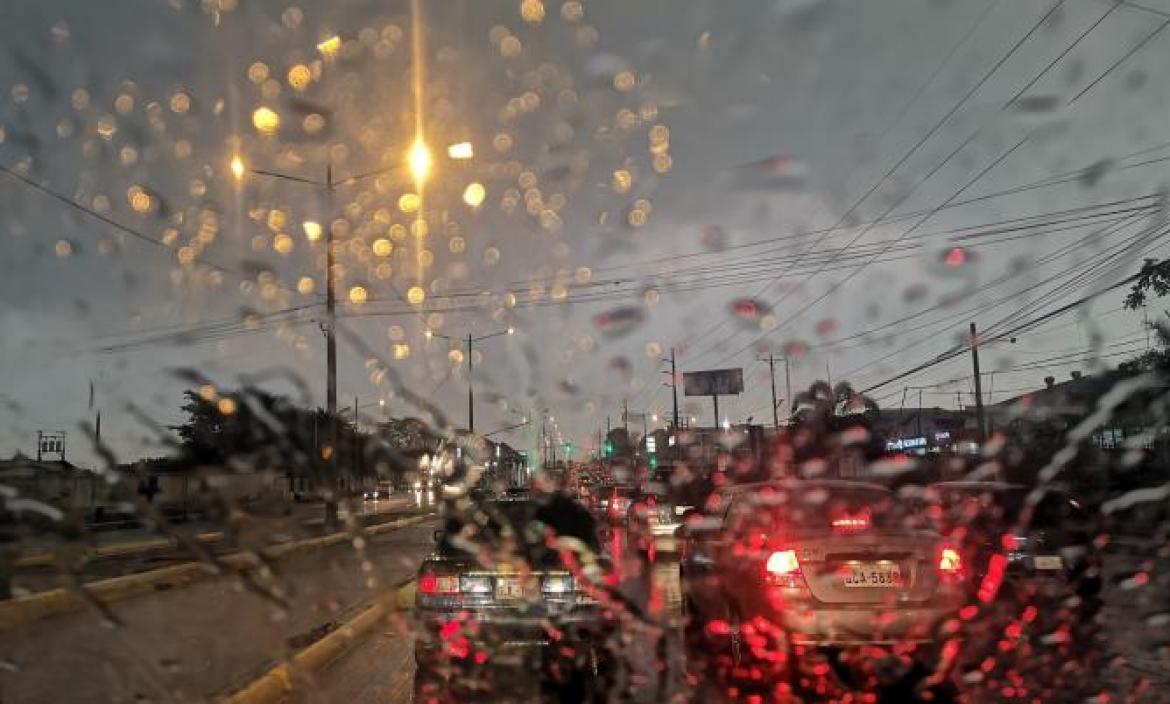 Hubo cortes de luz en varias zonas de Guayaquil tras el inicio de la temporada invernal.