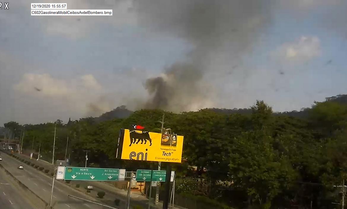 En el cerro de los Ceibos en la tarde de sábado 19 de diciembre los bomberos trabajan en apagar un incendio